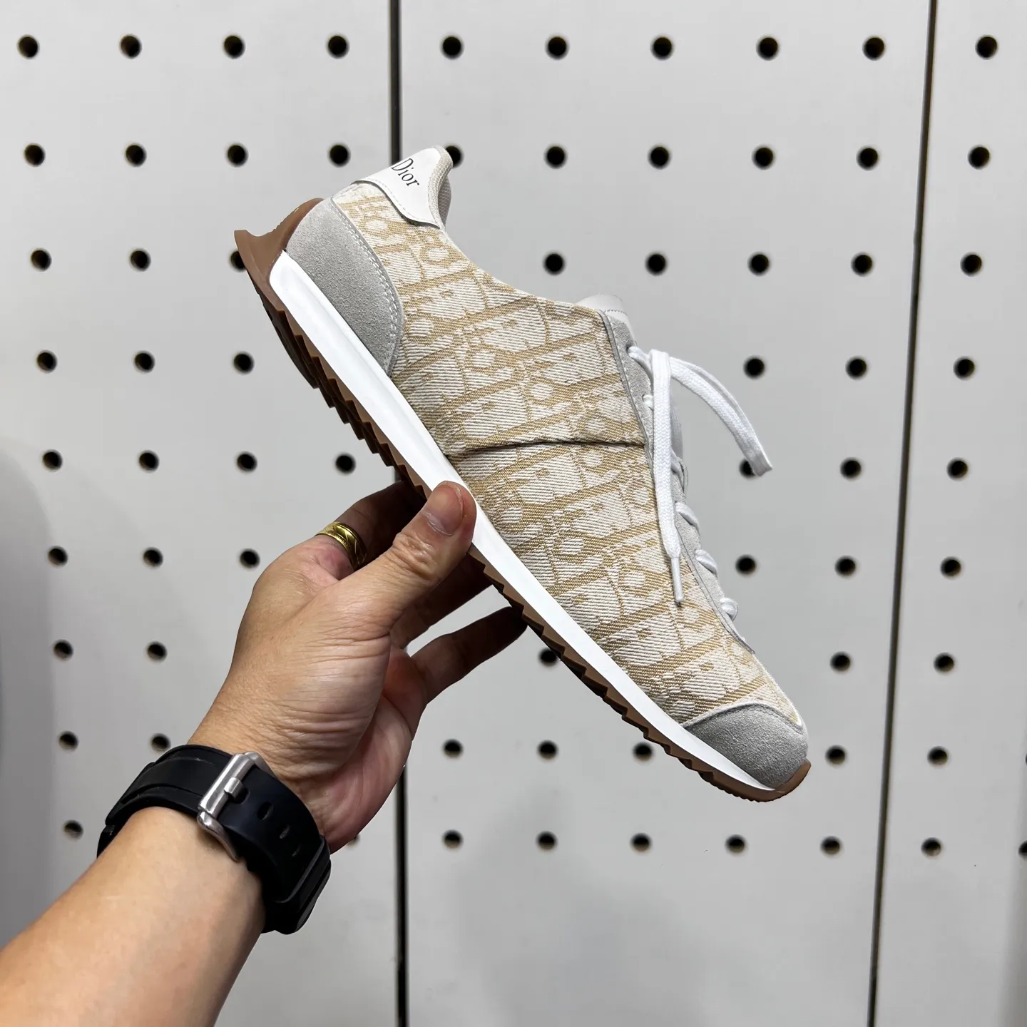 Factory price: 420💰【DIAo•Dior】Original quality.~ Unique modern style sneakers. 🏃A must-have casual shoe for trendy men😍😍 Original brand imported from Italy, imported original leather, sheep lining (refuses to discolor and grind feet) Sole: Original sole provided by the original factory, French lazy style design ⚠️Fit to the feet, original quality, super comfortable original sole. It’s like shooting the real thing 🎬The real thing is better, high-quality sneakers, size: 38-44, custom-made 45